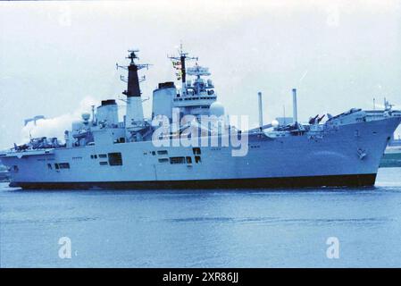 Le porte-avions britannique HMS Invincible passe devant IJmuiden, IJmuiden, pays-Bas, 28-05-1996, Whizgle Dutch News : des images historiques sur mesure pour l'avenir. Explorez le passé néerlandais avec des perspectives modernes grâce à des images d'agences néerlandaises. Concilier les événements d'hier avec les perspectives de demain. Embarquez pour un voyage intemporel avec des histoires qui façonnent notre avenir. Banque D'Images