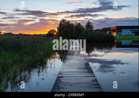 National Take a Hike Day. Journée mondiale du tourisme. Le Sabbat. Jour national du coucher du soleil. Paysage en Estonie Voru avec sentier inondé à travers Meadow en été Banque D'Images