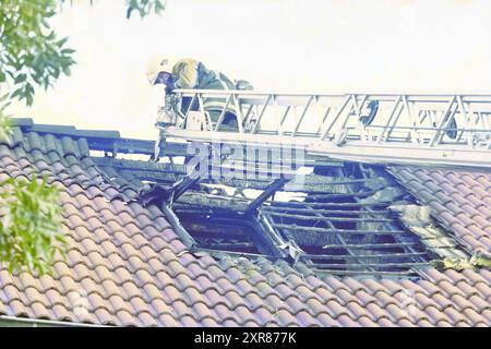 Pompier sur un camion à échelle sur un toit brûlé, 00-00-2001, Whizgle Dutch News : images historiques sur mesure pour l'avenir. Explorez le passé néerlandais avec des perspectives modernes grâce à des images d'agences néerlandaises. Concilier les événements d'hier avec les perspectives de demain. Embarquez pour un voyage intemporel avec des histoires qui façonnent notre avenir. Banque D'Images