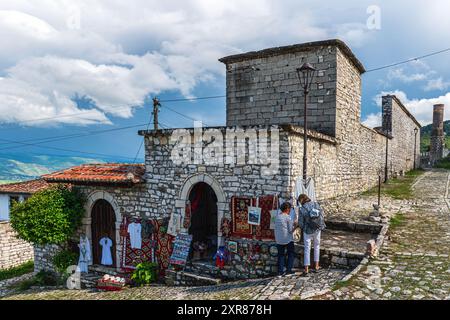 Berat, Albanie, maisons et rues à l'intérieur du château de Berat, également connu sous le nom de Citadelle de Berat (Albanie : Kalaja e Beratit). Banque D'Images