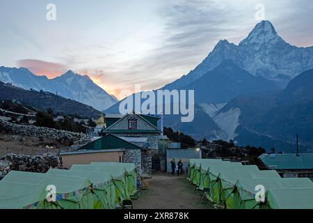 Campez dans le haut de la Pangboche au lever du soleil, avec le Mt Everest et Ama Dablam derrière Banque D'Images