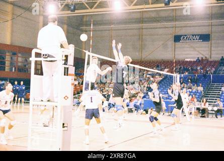 Haarlem Volleyball week pays-Bas-Allemagne dans l'Extranhal, Haarlem, Westelijke Randweg, pays-Bas, 03-09-1994, Whizgle Dutch News : des images historiques sur mesure pour l'avenir. Explorez le passé néerlandais avec des perspectives modernes grâce à des images d'agences néerlandaises. Concilier les événements d'hier avec les perspectives de demain. Embarquez pour un voyage intemporel avec des histoires qui façonnent notre avenir. Banque D'Images