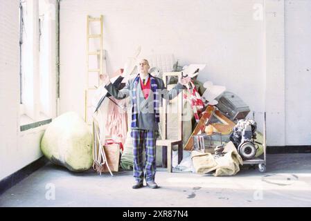 Piet Zwaanswijk, Bulky Waste, H'lem, Haarlem, pays-Bas, 18-10-1996, Whizgle Dutch News : des images historiques sur mesure pour l'avenir. Explorez le passé néerlandais avec des perspectives modernes grâce à des images d'agences néerlandaises. Concilier les événements d'hier avec les perspectives de demain. Embarquez pour un voyage intemporel avec des histoires qui façonnent notre avenir. Banque D'Images