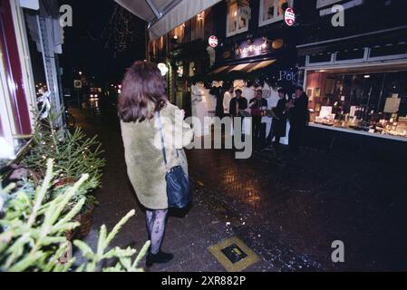 IGO devant le Polo bar à Haarlem, Haarlem, Lange Veerstraat, pays-Bas, 25-12-1997, Whizgle Dutch News : des images historiques sur mesure pour l'avenir. Explorez le passé néerlandais avec des perspectives modernes grâce à des images d'agences néerlandaises. Concilier les événements d'hier avec les perspectives de demain. Embarquez pour un voyage intemporel avec des histoires qui façonnent notre avenir. Banque D'Images