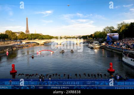 Paris, France. 09 août 2024. Départ du marathon natation 10km hommes lors des Jeux Olympiques de Paris 2024 au Pont Alexandre III à Paris (France), le 09 août 2024. Crédit : Insidefoto di andrea staccioli/Alamy Live News Banque D'Images