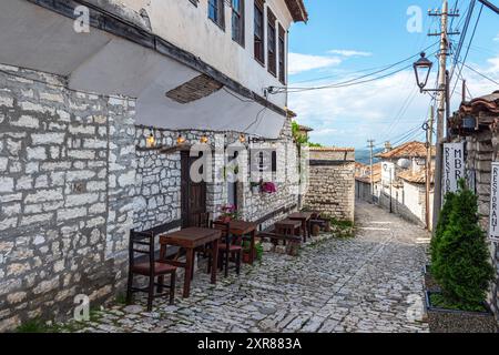 Berat, Albanie, maisons et rues à l'intérieur du château de Berat, également connu sous le nom de Citadelle de Berat (Albanie : Kalaja e Beratit). Banque D'Images