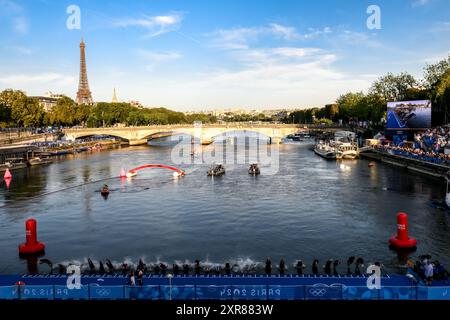 Paris, France. 09 août 2024. Départ du marathon natation 10km hommes lors des Jeux Olympiques de Paris 2024 au Pont Alexandre III à Paris (France), le 09 août 2024. Crédit : Insidefoto di andrea staccioli/Alamy Live News Banque D'Images