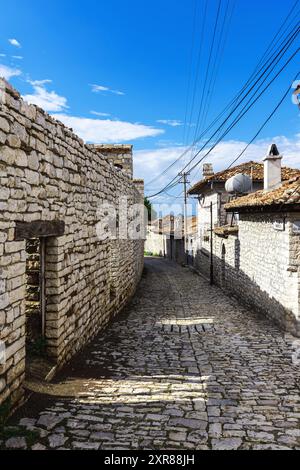 Berat, Albanie, maisons et rues à l'intérieur du château de Berat, également connu sous le nom de Citadelle de Berat (Albanie : Kalaja e Beratit). Banque D'Images