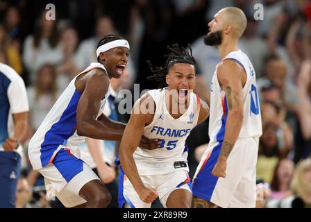 PARIS, FRANCE - 08 AOÛT : Matthew Strazel, Français, célèbre la demi-finale de basket-ball masculin entre la France et l'Allemagne le treizième jour des Jeux Olympiques de Paris 2024 au Bercy Arena le 08 août 2024 à Paris, France. © diebilderwelt / Alamy Stock Banque D'Images