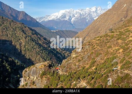 Vue à travers la vallée de Khumbu jusqu'à Tengboche Banque D'Images