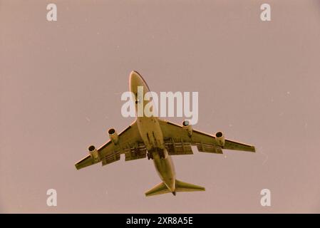 Avion volant à basse altitude, 06-06-1996, Whizgle Dutch News : images historiques adaptées pour l'avenir. Explorez le passé néerlandais avec des perspectives modernes grâce à des images d'agences néerlandaises. Concilier les événements d'hier avec les perspectives de demain. Embarquez pour un voyage intemporel avec des histoires qui façonnent notre avenir. Banque D'Images