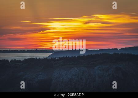 Coucher de soleil sur Guernesey vu de l'île de Sark Banque D'Images