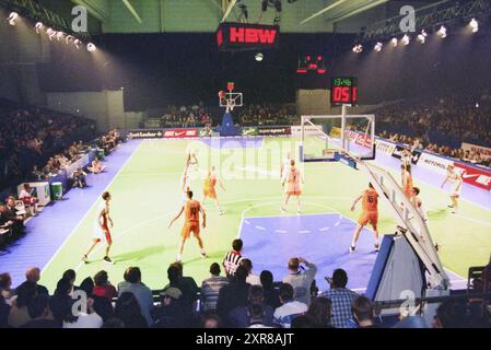 Match de basket-ball, Whizgle Dutch News : des images historiques conçues pour l'avenir. Explorez le passé néerlandais avec des perspectives modernes grâce à des images d'agences néerlandaises. Concilier les événements d'hier avec les perspectives de demain. Embarquez pour un voyage intemporel avec des histoires qui façonnent notre avenir. Banque D'Images