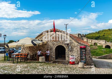 Berat, Albanie, maisons et rues à l'intérieur du château de Berat, également connu sous le nom de Citadelle de Berat (Albanie : Kalaja e Beratit). Banque D'Images