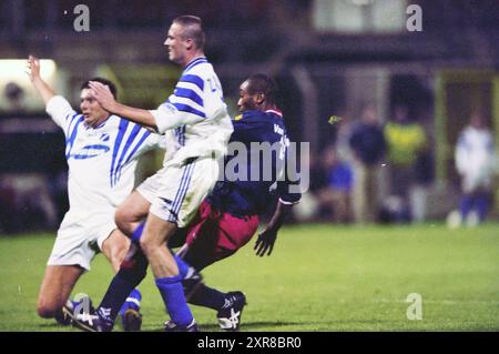 Football, Haarlem - AGOVV, 22-09-1999, Whizgle Dutch News : des images historiques sur mesure pour l'avenir. Explorez le passé néerlandais avec des perspectives modernes grâce à des images d'agences néerlandaises. Concilier les événements d'hier avec les perspectives de demain. Embarquez pour un voyage intemporel avec des histoires qui façonnent notre avenir. Banque D'Images