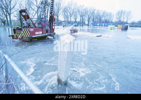 Éclatement de la conduite d'eau R. Holkade, 09-03-1998, Whizgle Dutch News : des images historiques sur mesure pour l'avenir. Explorez le passé néerlandais avec des perspectives modernes grâce à des images d'agences néerlandaises. Concilier les événements d'hier avec les perspectives de demain. Embarquez pour un voyage intemporel avec des histoires qui façonnent notre avenir. Banque D'Images