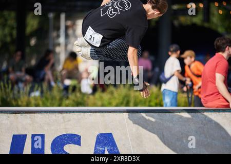 Saut de roller sur une rampe de rayon dans un skatepark. Patin a roues alignées sur patins agressifs. Kiev - 4 août 2024 Banque D'Images