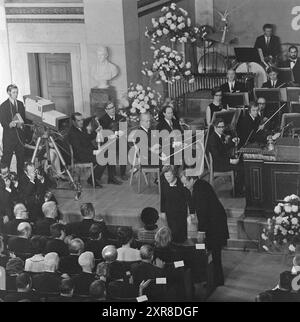 Current 51-1-1971 : quand Willy Brandt a reçu le prix Nobel. C'était une ambiance dans l'auditorium universitaire lorsque le chancelier Willy Brandt a reçu cette année le prix de la paix décerné par le président du Comité Nobel, président de l'Assemblée, Mme Aase Lionas. Immédiatement après, les félicitateurs ont afflué. Photo : Sverre A. Børretzen/-NTB ***PHOTO NON TRAITÉE*** ce texte d'image est traduit automatiquement ce texte d'image est traduit automatiquement Banque D'Images