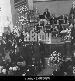 Current 51-1-1971 : quand Willy Brandt a reçu le prix Nobel. C'était une ambiance dans l'auditorium universitaire lorsque le chancelier Willy Brandt a reçu cette année le prix de la paix décerné par le président du Comité Nobel, président de l'Assemblée, Mme Aase Lionas. Immédiatement après, les félicitateurs ont afflué. Photo : Sverre A. Børretzen/-NTB ***PHOTO NON TRAITÉE*** ce texte d'image est traduit automatiquement ce texte d'image est traduit automatiquement Banque D'Images