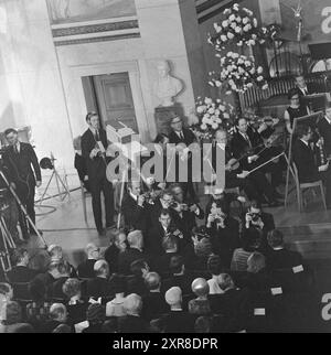 Current 51-1-1971 : quand Willy Brandt a reçu le prix Nobel. C'était une ambiance dans l'auditorium universitaire lorsque le chancelier Willy Brandt a reçu cette année le prix de la paix décerné par le président du Comité Nobel, président de l'Assemblée, Mme Aase Lionas. Immédiatement après, les félicitateurs ont afflué. Photo : Sverre A. Børretzen/-NTB ***PHOTO NON TRAITÉE*** ce texte d'image est traduit automatiquement ce texte d'image est traduit automatiquement Banque D'Images