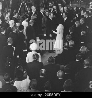 Current 51-1-1971 : quand Willy Brandt a reçu le prix Nobel. C'était une ambiance dans l'auditorium universitaire lorsque le chancelier Willy Brandt a reçu cette année le prix de la paix décerné par le président du Comité Nobel, président de l'Assemblée, Mme Aase Lionas. Immédiatement après, les félicitateurs ont afflué. Photo : Sverre A. Børretzen/-NTB ***PHOTO NON TRAITÉE*** ce texte d'image est traduit automatiquement ce texte d'image est traduit automatiquement Banque D'Images