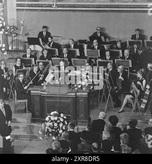 Current 51-1-1971 : quand Willy Brandt a reçu le prix Nobel. C'était une ambiance dans l'auditorium universitaire lorsque le chancelier Willy Brandt a reçu cette année le prix de la paix décerné par le président du Comité Nobel, président de l'Assemblée, Mme Aase Lionas. Immédiatement après, les félicitateurs ont afflué. Photo : Sverre A. Børretzen/-NTB ***PHOTO NON TRAITÉE*** ce texte d'image est traduit automatiquement ce texte d'image est traduit automatiquement Banque D'Images