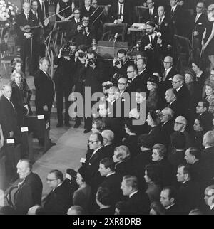 Current 51-1-1971 : quand Willy Brandt a reçu le prix Nobel. C'était une ambiance dans l'auditorium universitaire lorsque le chancelier Willy Brandt a reçu cette année le prix de la paix décerné par le président du Comité Nobel, président de l'Assemblée, Mme Aase Lionas. Immédiatement après, les félicitateurs ont afflué. Photo : Sverre A. Børretzen/-NTB ***PHOTO NON TRAITÉE*** ce texte d'image est traduit automatiquement ce texte d'image est traduit automatiquement Banque D'Images