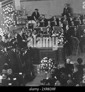 Current 51-1-1971 : quand Willy Brandt a reçu le prix Nobel. C'était une ambiance dans l'auditorium universitaire lorsque le chancelier Willy Brandt a reçu cette année le prix de la paix décerné par le président du Comité Nobel, président de l'Assemblée, Mme Aase Lionas. Immédiatement après, les félicitateurs ont afflué. Photo : Sverre A. Børretzen/-NTB ***PHOTO NON TRAITÉE*** ce texte d'image est traduit automatiquement ce texte d'image est traduit automatiquement Banque D'Images