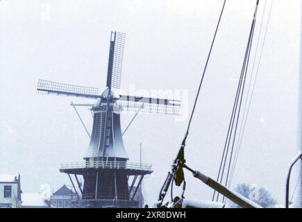 Mill de Adriaan in the Snow, Haarlem, Papentorenvest 1, pays-Bas, 02-02-2001, Whizgle Dutch News : des images historiques sur mesure pour l'avenir. Explorez le passé néerlandais avec des perspectives modernes grâce à des images d'agences néerlandaises. Concilier les événements d'hier avec les perspectives de demain. Embarquez pour un voyage intemporel avec des histoires qui façonnent notre avenir. Banque D'Images