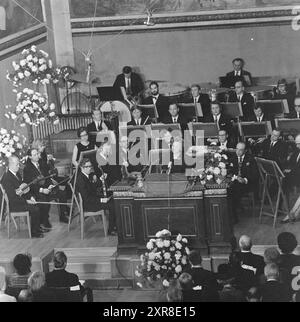 Current 51-1-1971 : quand Willy Brandt a reçu le prix Nobel. C'était une ambiance dans l'auditorium universitaire lorsque le chancelier Willy Brandt a reçu cette année le prix de la paix décerné par le président du Comité Nobel, président de l'Assemblée, Mme Aase Lionas. Immédiatement après, les félicitateurs ont afflué. Photo : Sverre A. Børretzen/-NTB ***PHOTO NON TRAITÉE*** ce texte d'image est traduit automatiquement ce texte d'image est traduit automatiquement Banque D'Images