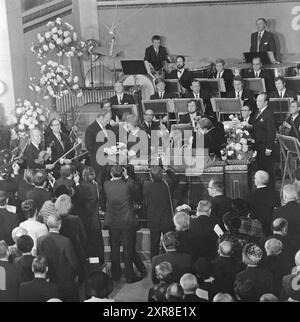 Current 51-1-1971 : quand Willy Brandt a reçu le prix Nobel. Current 51-1-1971 : quand Willy Brandt a reçu le prix Nobel. C'était une ambiance dans l'auditorium universitaire lorsque le chancelier Willy Brandt a reçu cette année le prix de la paix décerné par le président du Comité Nobel, président de l'Assemblée, Mme Aase Lionas. Immédiatement après, les félicitateurs ont afflué. Photo : Sverre A. Børretzen/-NTB ***PHOTO NON TRAITÉE*** ce texte d'image est traduit automatiquement ce texte d'image est traduit automatiquement Banque D'Images