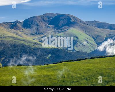 Vue aérienne de Puigmal un matin de printemps, vue de près de Montgrony (Ripollès, Gérone, Catalogne, Espagne, Pyrénées) ESP : Vista aérea del Puigmal Banque D'Images