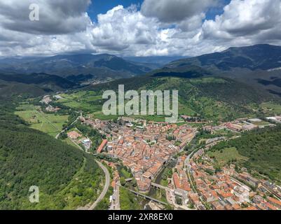 Vue aérienne de la ville de Ripoll un après-midi d'été (Ripollès, Gérone, Catalogne, Espagne, Pyrénées) ESP : Vista aérea de la ciudad de Ripoll, Gérone Banque D'Images