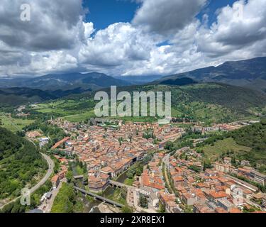 Vue aérienne de la ville de Ripoll un après-midi d'été (Ripollès, Gérone, Catalogne, Espagne, Pyrénées) ESP : Vista aérea de la ciudad de Ripoll, Gérone Banque D'Images