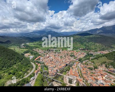 Vue aérienne de la ville de Ripoll un après-midi d'été (Ripollès, Gérone, Catalogne, Espagne, Pyrénées) ESP : Vista aérea de la ciudad de Ripoll, Gérone Banque D'Images