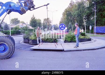 Travaux routiers en raison de la construction d'un petit rond-point, Heemskerk, Marquettelaan, 03-09-2003, Whizgle Dutch News : des images historiques sur mesure pour l'avenir. Explorez le passé néerlandais avec des perspectives modernes grâce à des images d'agences néerlandaises. Concilier les événements d'hier avec les perspectives de demain. Embarquez pour un voyage intemporel avec des histoires qui façonnent notre avenir. Banque D'Images