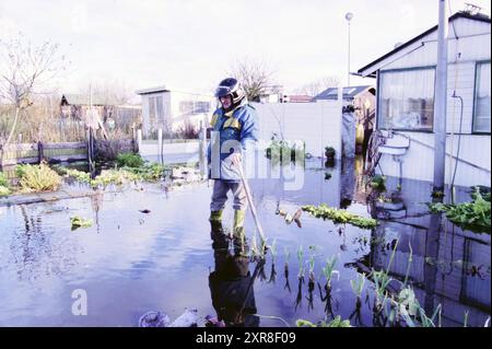 Lotissement complexe de jardin, inondation Zandvoort, Zandvoort, 05-11-1998, Whizgle Dutch News : images historiques sur mesure pour l'avenir. Explorez le passé néerlandais avec des perspectives modernes grâce à des images d'agences néerlandaises. Concilier les événements d'hier avec les perspectives de demain. Embarquez pour un voyage intemporel avec des histoires qui façonnent notre avenir. Banque D'Images