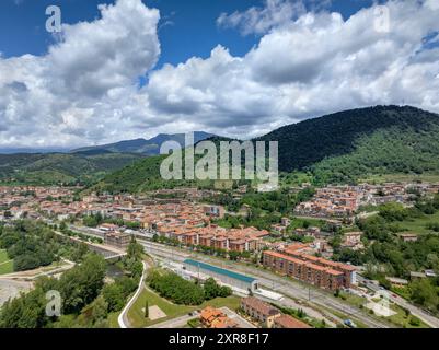 Vue aérienne de la ville de Ripoll un après-midi d'été (Ripollès, Gérone, Catalogne, Espagne, Pyrénées) ESP : Vista aérea de la ciudad de Ripoll, Gérone Banque D'Images