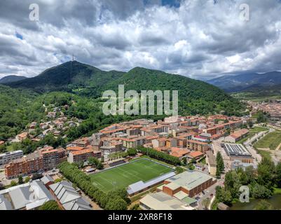 Vue aérienne de la ville de Ripoll un après-midi d'été (Ripollès, Gérone, Catalogne, Espagne, Pyrénées) ESP : Vista aérea de la ciudad de Ripoll, Gérone Banque D'Images