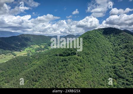 Vue aérienne des montagnes autour de la ville de Ripoll un après-midi d'été (Ripollès, Gérone, Catalogne, Espagne, Pyrénées) Banque D'Images