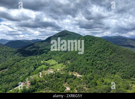 Vue aérienne des montagnes autour de la ville de Ripoll un après-midi d'été (Ripollès, Gérone, Catalogne, Espagne, Pyrénées) Banque D'Images