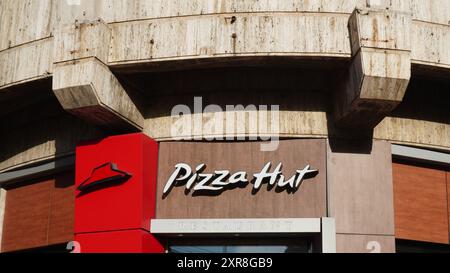 Bucarest, Roumanie - 24 mai 2024 : logo Pizza Hut au-dessus de l'entrée du restaurant sur le boulevard Regina Elisabeta Banque D'Images