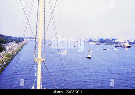 Sail Amsterdam 1990 navires dans le canal de la mer du Nord, Whizgle Dutch News : images historiques adaptées pour l'avenir. Explorez le passé néerlandais avec des perspectives modernes grâce à des images d'agences néerlandaises. Concilier les événements d'hier avec les perspectives de demain. Embarquez pour un voyage intemporel avec des histoires qui façonnent notre avenir. Banque D'Images