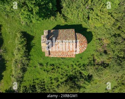 Vue aérienne de l'ermitage de Sant Joan de Mataplana, à côté de l'ancien château de Mataplana (Ripollès, Gérone, Catalogne, Espagne, Pyrénées) Banque D'Images