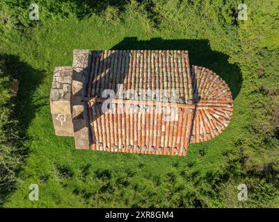 Vue aérienne de l'ermitage de Sant Joan de Mataplana, à côté de l'ancien château de Mataplana (Ripollès, Gérone, Catalogne, Espagne, Pyrénées) Banque D'Images