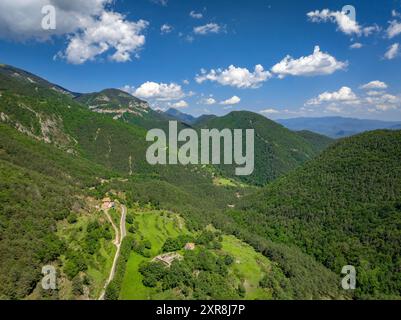 Vue aérienne des montagnes de Montgrony par un après-midi de printemps (Ripollès, Gérone, Catalogne, Espagne, Pyrénées) ESP : Vista aérea de Montañas del Ripollès Banque D'Images