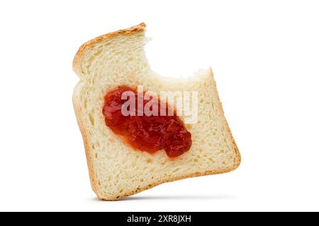 Tranches de pain blanc avec confiture de fraises et mordues, isolées sur fond blanc. Banque D'Images