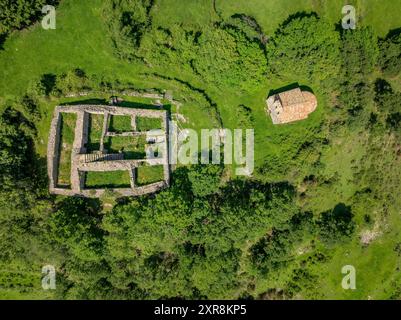 Vue aérienne des vestiges de l'ancien château de Mataplana, dans le massif montagneux de Montgrony (Ripollès, Gérone, Catalogne, Espagne, Pyrénées) Banque D'Images