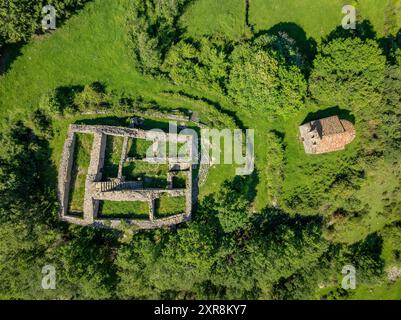 Vue aérienne des vestiges de l'ancien château de Mataplana, dans le massif montagneux de Montgrony (Ripollès, Gérone, Catalogne, Espagne, Pyrénées) Banque D'Images