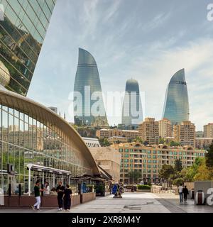 Bakou, Azerbaïdjan - 10 mai 2024 : le centre commercial Deniz présente une architecture moderne avec les Flame Towers qui s'élèvent majestueusement en arrière-plan, illustrant la ligne d'horizon vibrante de Bakou Banque D'Images